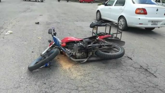 No llegan las tortillas a su destino, vehículo atropella a moto repartidora.
