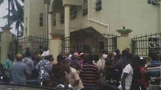 12 muertos en un ataque contra una iglesia católica en Nigeria.