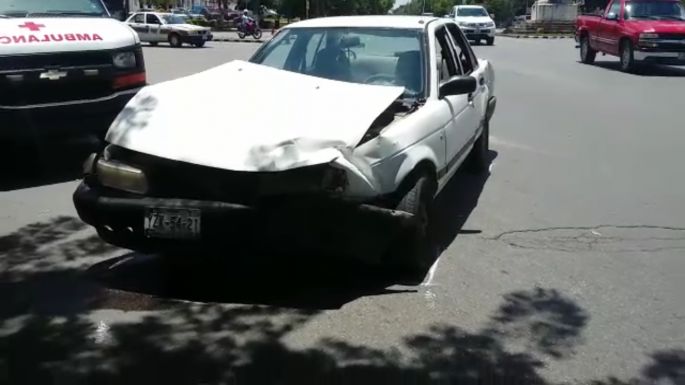 Por dar vuelta prohibida en "U" choca en pleno Paseo de Montejo.