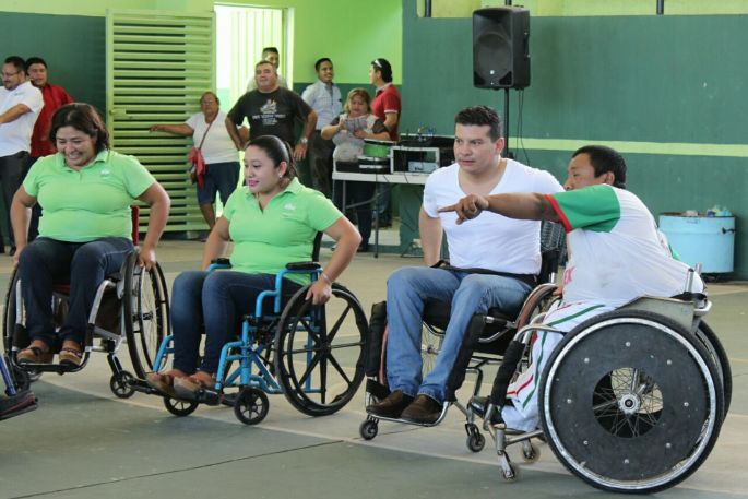 Sensibilizan al personal del Ayuntamiento de Kanasín sobre el uso de silla de ruedas.