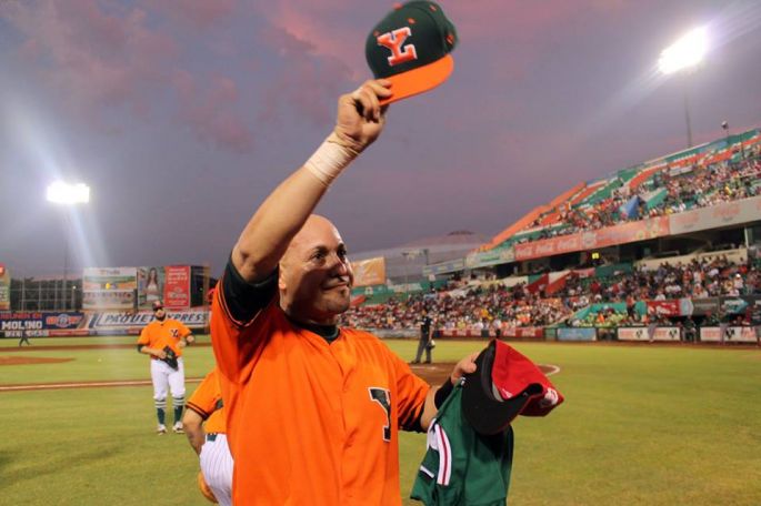 Emotiva despedida a Héctor Páez en el Kukulcán.