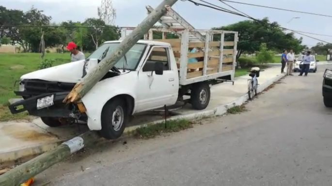 Pierde el control del volante y parte en dos poste de TELMEX.
