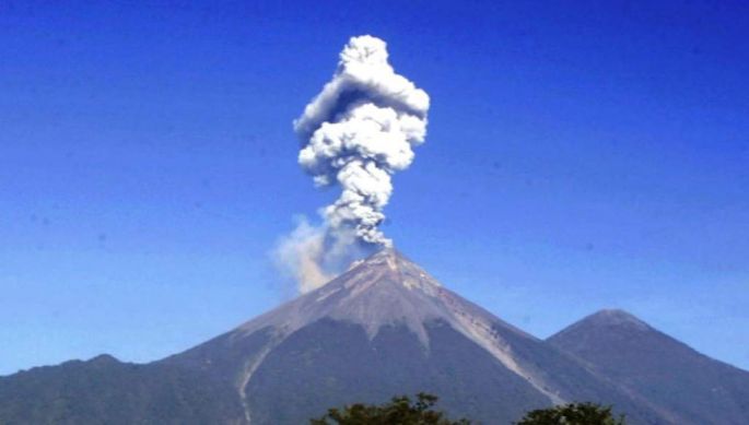 El Volcán de Fuego lanza ceniza a comunidades cercanas en Guatemala.