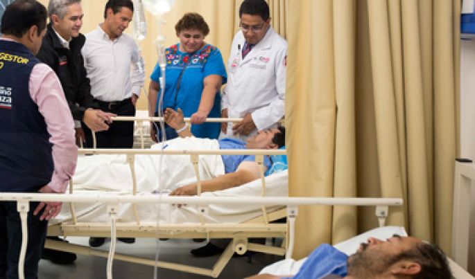 Visita el Presidente Enrique Peña Nieto a lesionados por el sismo de ayer internados en el Hospital General Balbuena