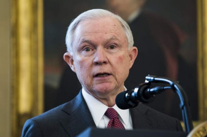 Trump llamó "idiota" al fiscal general Jeff Sessions y le pidió su renuncia.