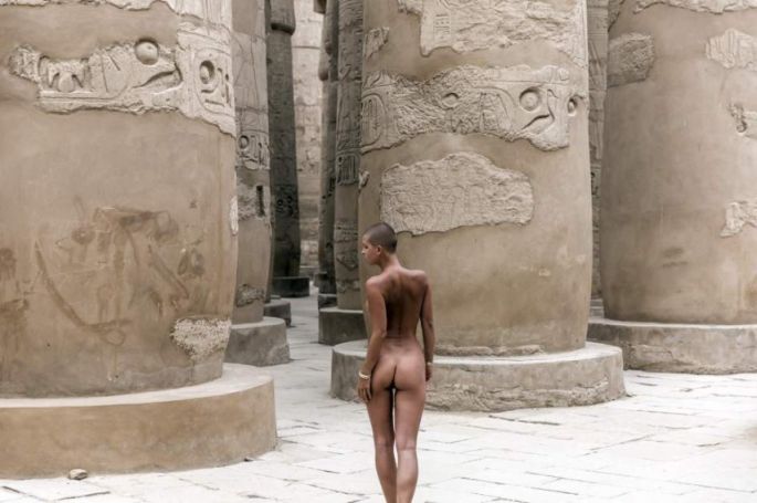 El desnudo de una modelo belga en las pirámides enfada al Gobierno egipcio.