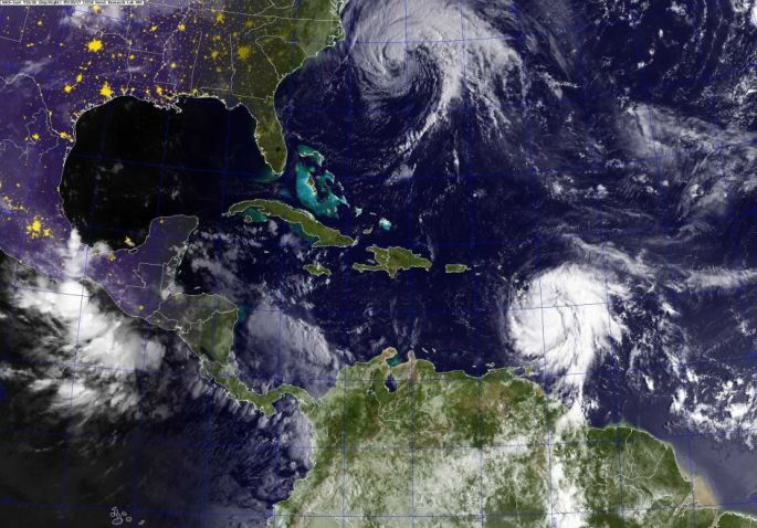 El huracán María toca tierra en Puerto Rico con vientos de 250 kilómetros por hora.