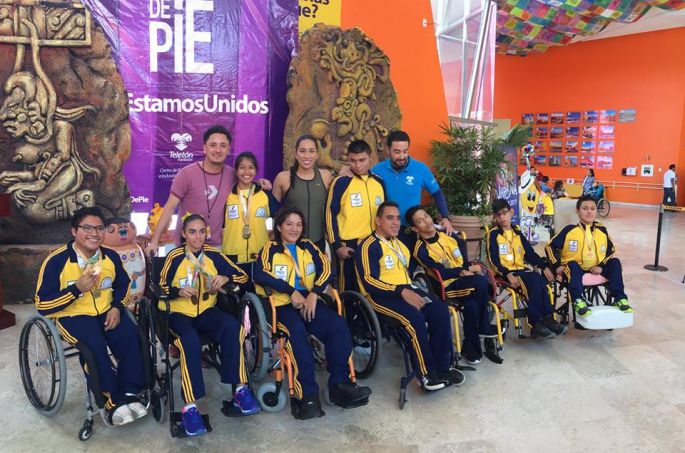 Karen Achach convive con atletas paralímpicos.
