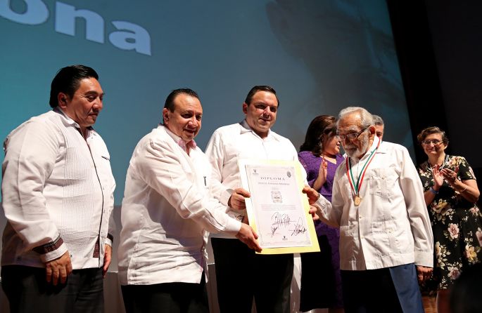 Rodríguez Asaf entrega la medalla "Eligio Ancona" 2017, al arquitecto Aercel Espadas Medina