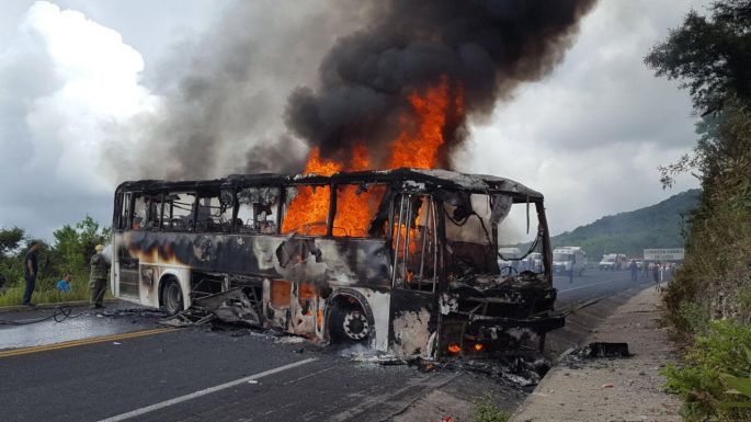 Asaltan y queman camiones en Guerrero