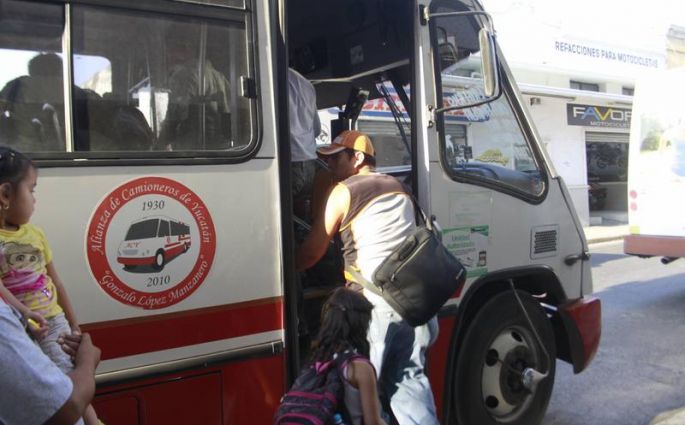 Discriminan los camioneros de la Alianza a personas de la tercera edad.