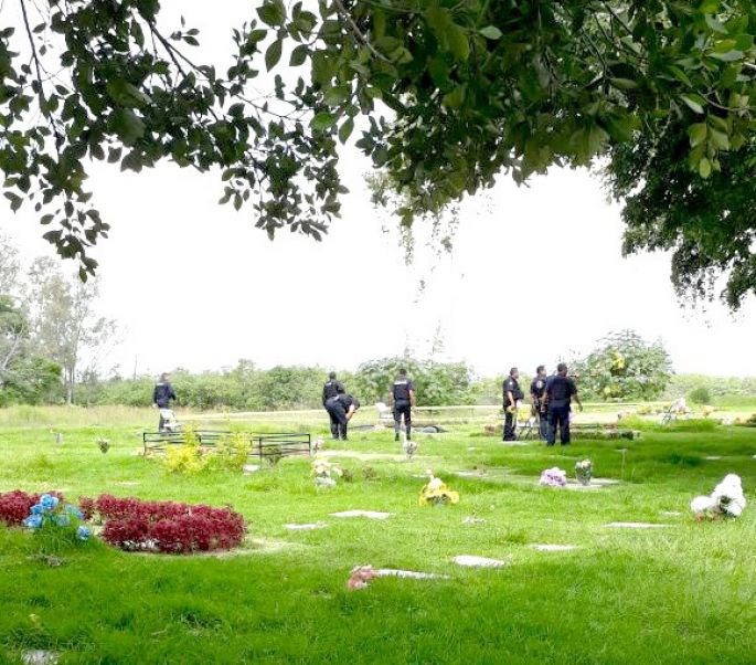 Asesinan a mujer en cementerio.