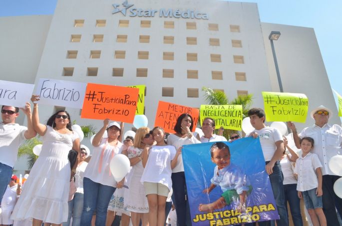 Exigen justicia para niño fallecido por presunta negligencia médica.