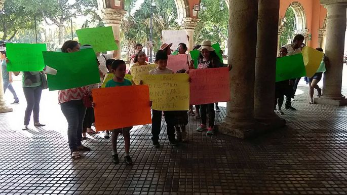 Familias realizan protesta en el Palacio Municipal para pedir servicios en Dzununcán.