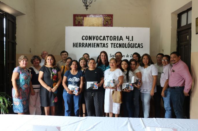 Alpha Tavera entrega tabletas a empresarias de Valladolid.