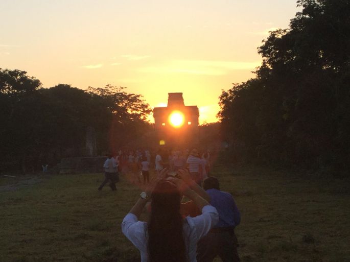 Puntual a su cita, el sol acudió a Dzibilchaltún al equinoccio de otoño.