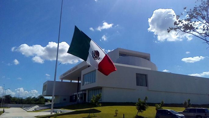 Enseña nacional en el Congreso a media asta por luto nacional.