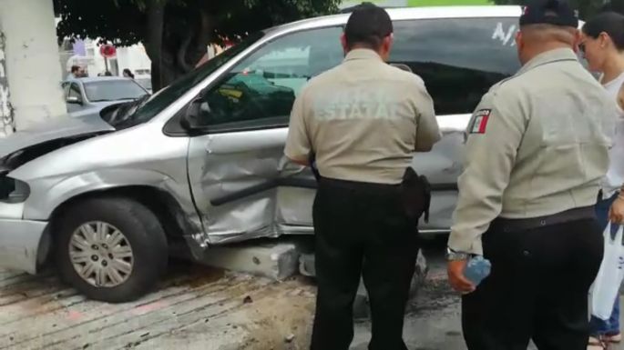 Patrulla policiaca persigue a motociclista infractor y acaban en accidente.