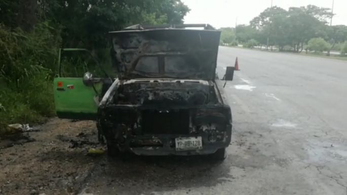 Se quema camioneta en pleno periférico.