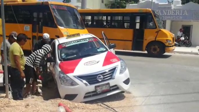 Cae taxi en céntrica zanja.