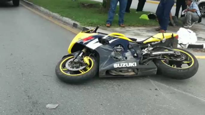 Camioneta descuidada golpea a motociclista