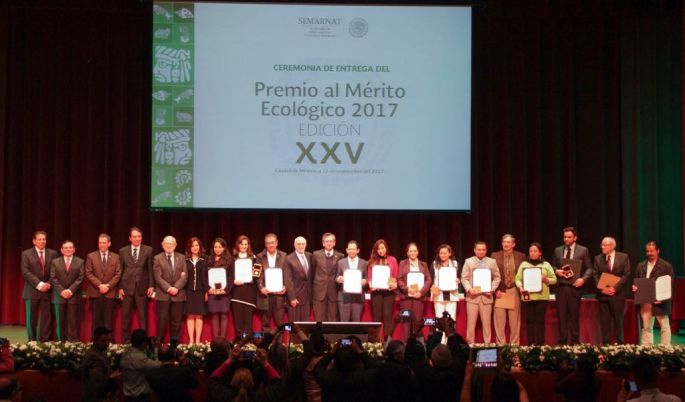 Reciben ciudadanos reconocimiento por su compromiso con el medio ambiente.