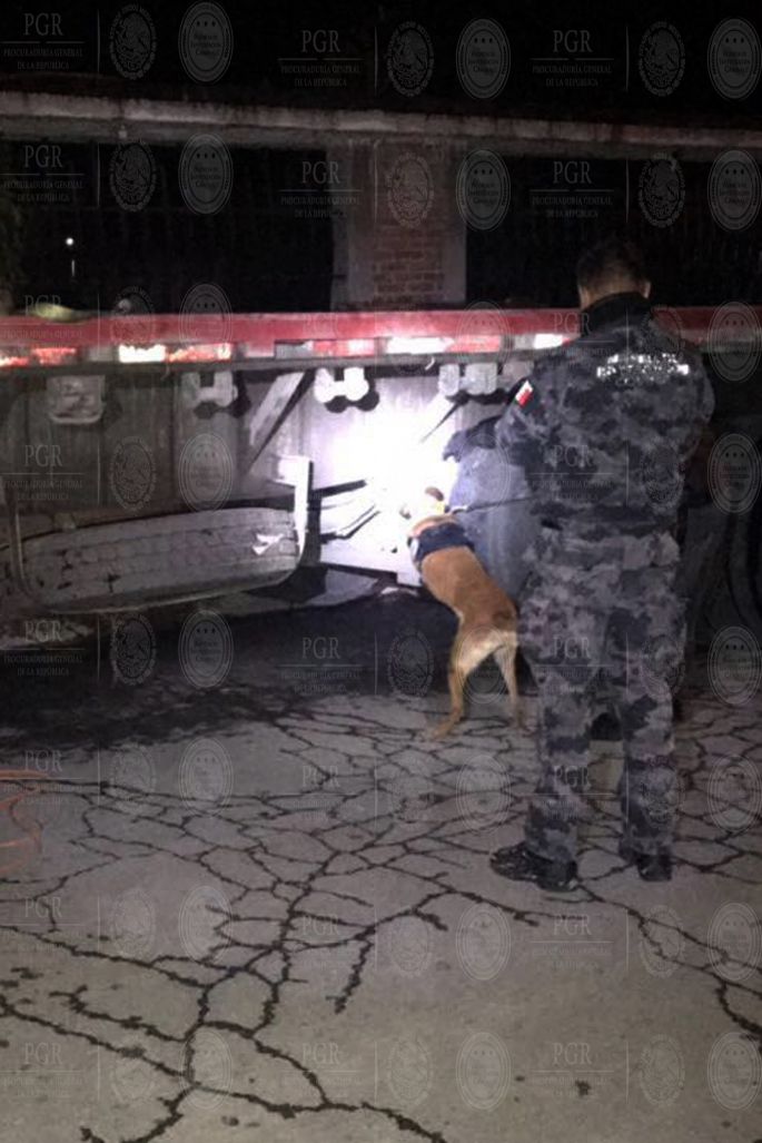 Binomios caninos de la AIC ponen al descubierto droga en el chasis de tractocamión