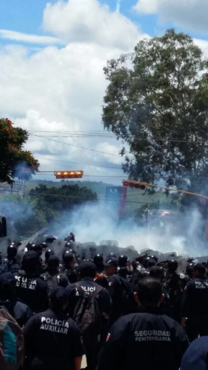 Maestros atacan aeronave presidencial