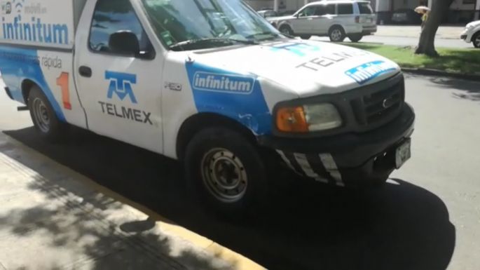 Conductor de Telmex se vuela el alto y choca