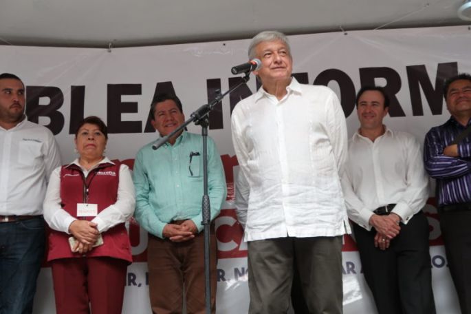 Salinas y Peña pelean por elegir a sus candidatos a la Presidencia de México, asegura AMLO