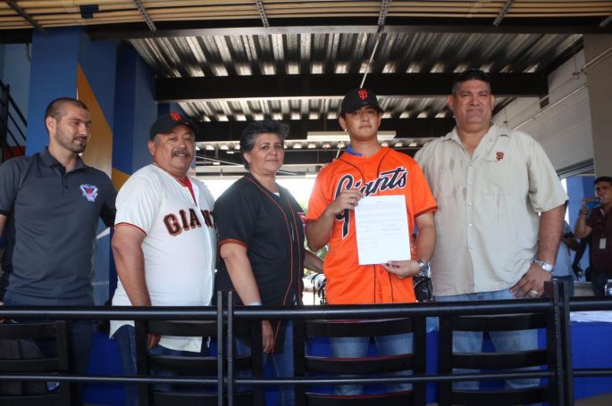 Yucateco firma con los Gigantes de San Francisco