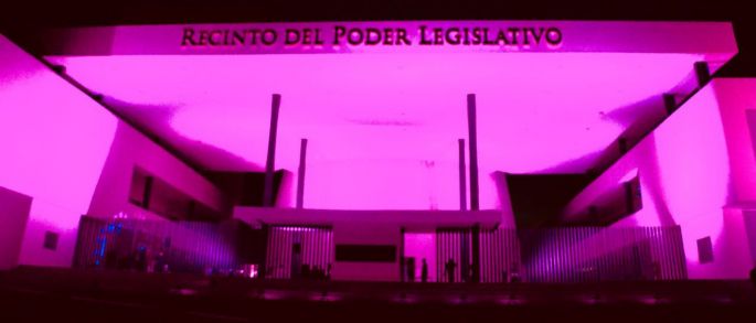 Congreso se ilumina de rosa contra el cáncer