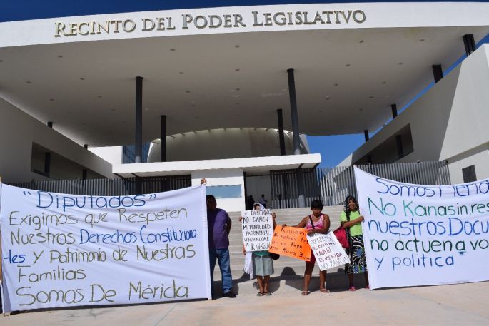 Protestan frente al Congreso del Estado, quieren seguir siendo de Mérida, no de Kanasín.