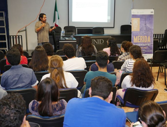 El director Hugo Espinosa comparte su experiencia con universitarios 