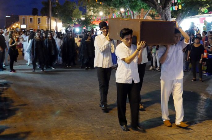 Risas y reflexión para honrar la vida después de la muerte