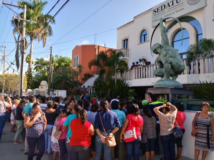 Protestan ciudadanos en la SEDATU ... con oficinas vacías.