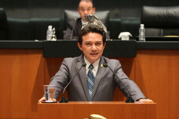 Senador Daniel Ávila promueve solicitud de firmas contra el reemplacamiento