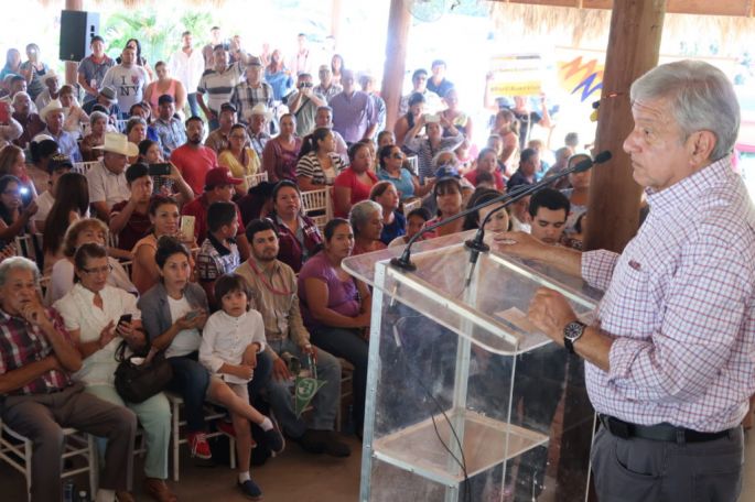 Anuncia AMLO que buscará a Ricardo Monreal para que siga en MORENA y no se vaya con la mafia del poder