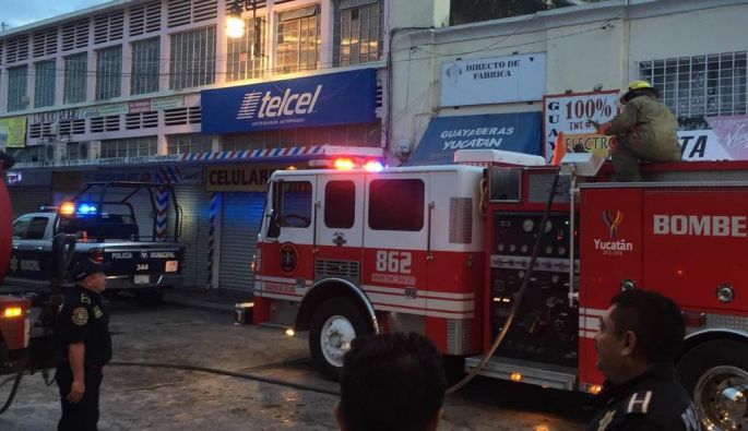 Se incendia establecimiento en el centro de Mérida.