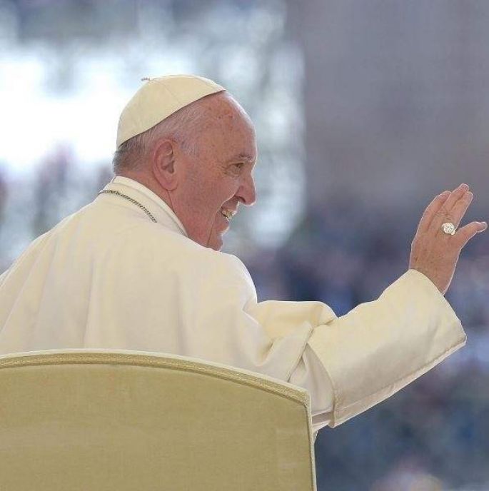 El papa invita a almorzar a 20 reos y dos aprovechan para fugarse.