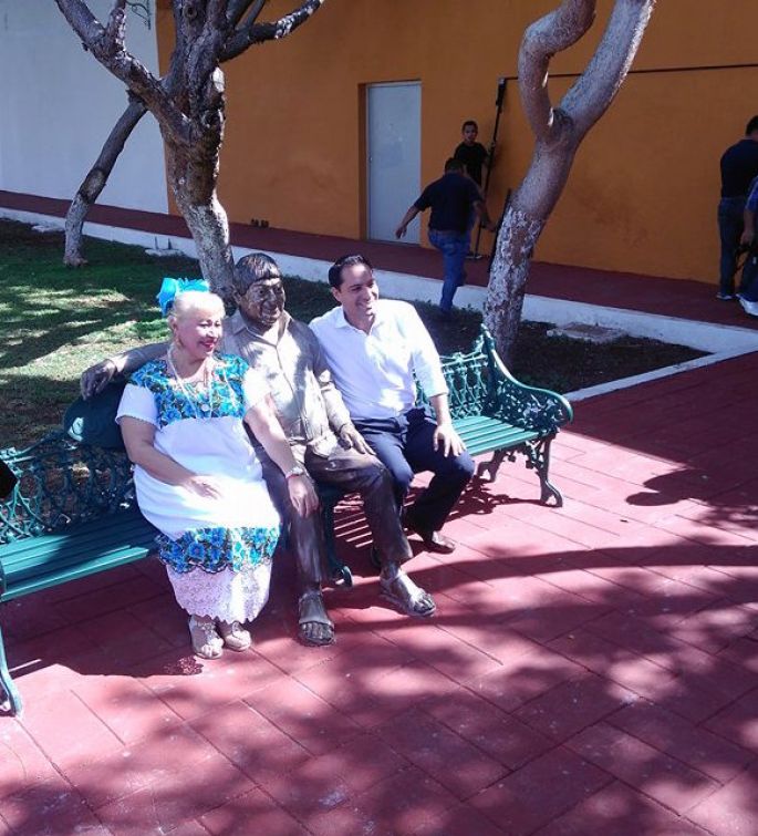 Develan estatua de Héctor Herrera “Cholo”