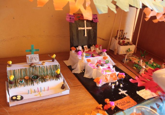 Se inculca a niñas y niños tradiciones por Día de Muertos  