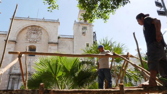 Alistan altares para recibir a las ánimas en la Plaza Grande de Mérida