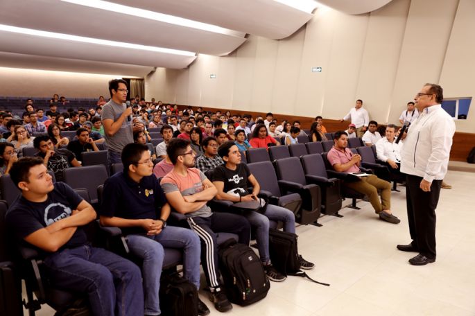 Titular de Sefoe dialoga con universitarios sobre economía  