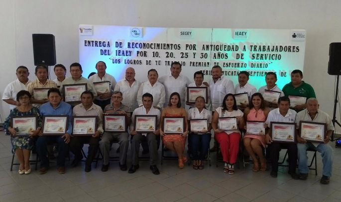 Entregan reconocimientos a personal del SNTEA y del IEAEY.