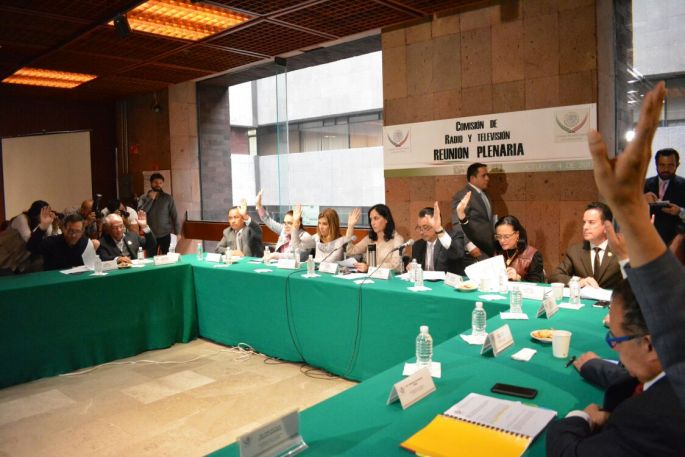 Hasta 6 años de prisión a quien preste servicios de radio sin autorización.