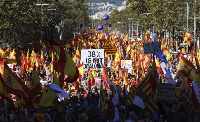 Masiva manifestación vuelve a tomar Barcelona contra la independencia de Cataluña 