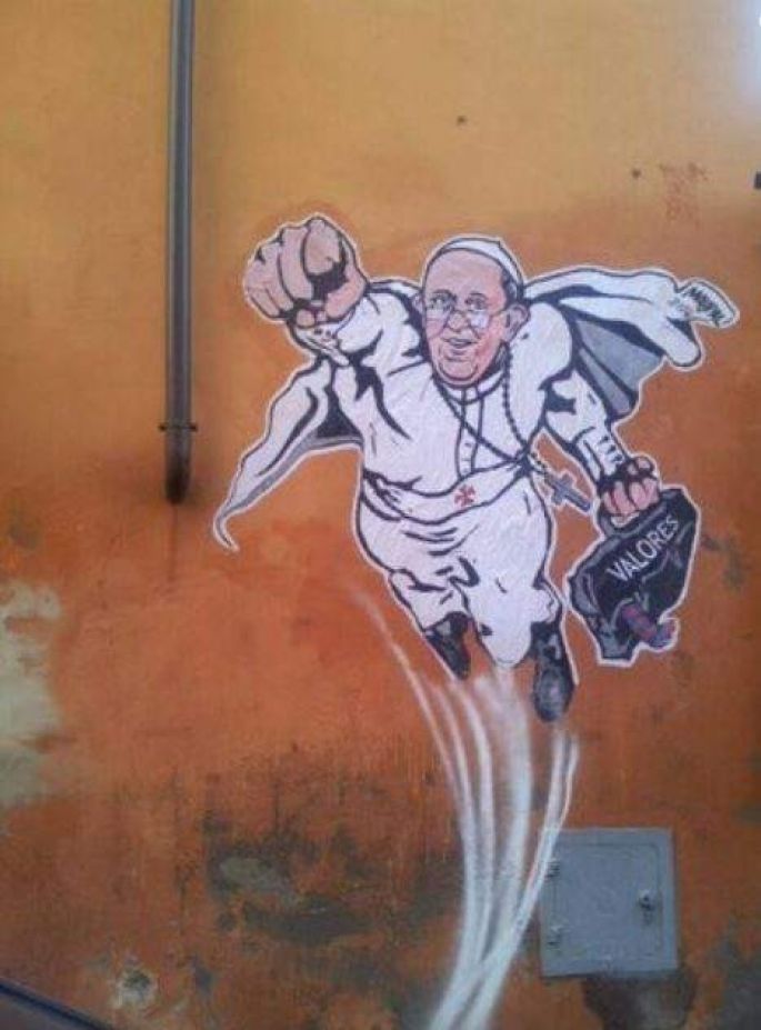 A la venta camisetas con grafiti del "Superpapa" para financiar obras de caridad del Vaticano 