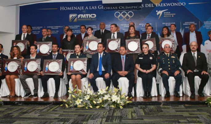 Autoridades del deporte rindieron homenaje a las glorias olímpicas del taekwondo