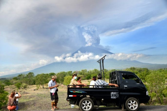 Evacúan a 100.000 personas en Bali por riesgo de erupción del volcán Agung
